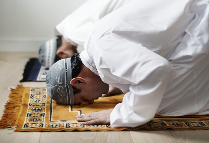 Twee islamitische personen verrichten het gebed.