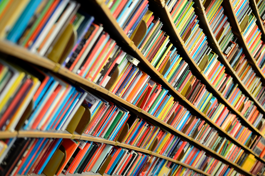 Een boekenkast vol boeken.