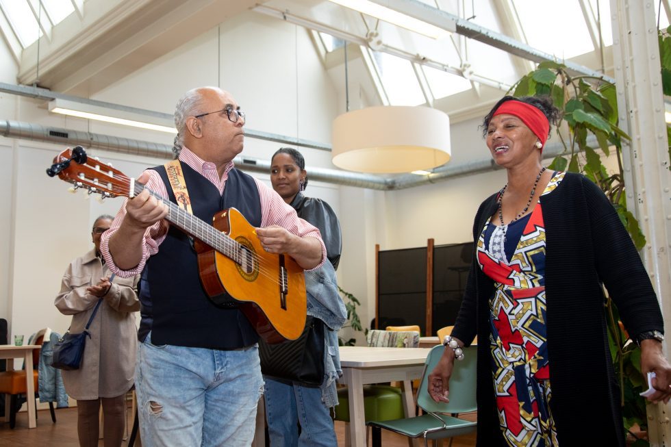 Carlos Sousa speelt gitaar terwijl Teresa Fernandes zingt.