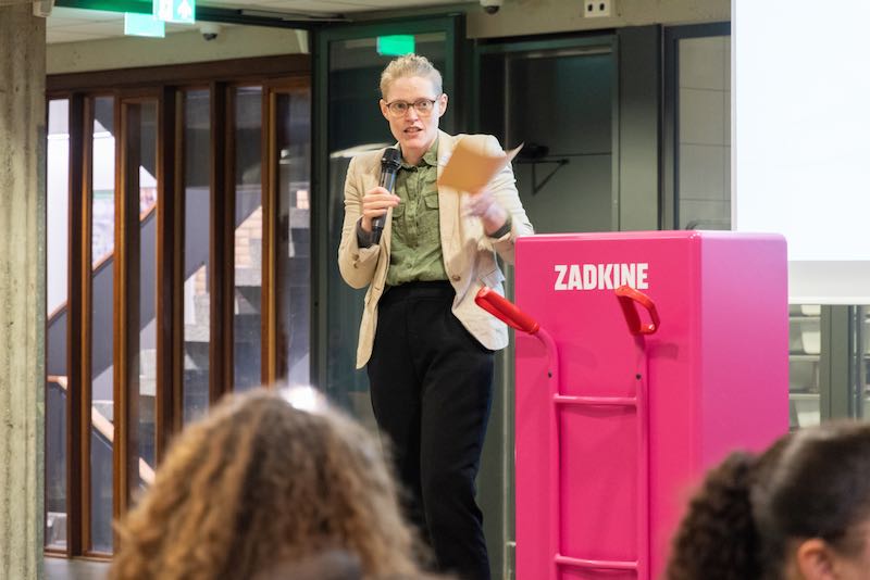 Hilda (die/hun) geeft een presentatie op het Zadkine college in Rotterdam.