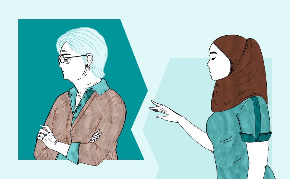 Illustratie van een oude dame die met haar rug naar een moslima staat. De moslima draagt een hoofddoek.