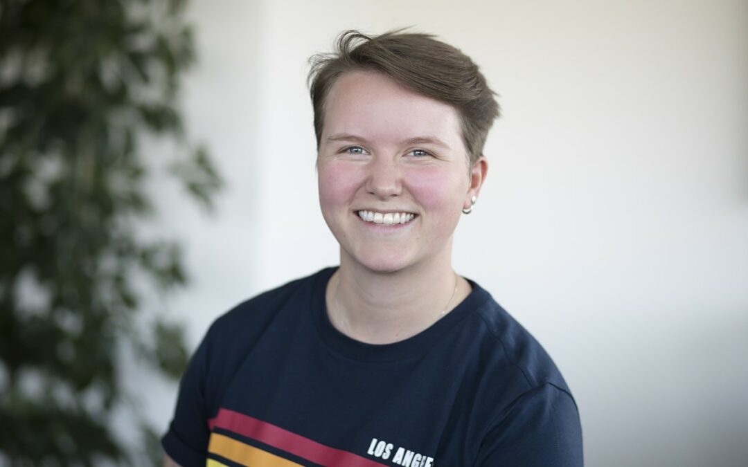 Beau de Leeuw kijkt glimlachend naar de camera.