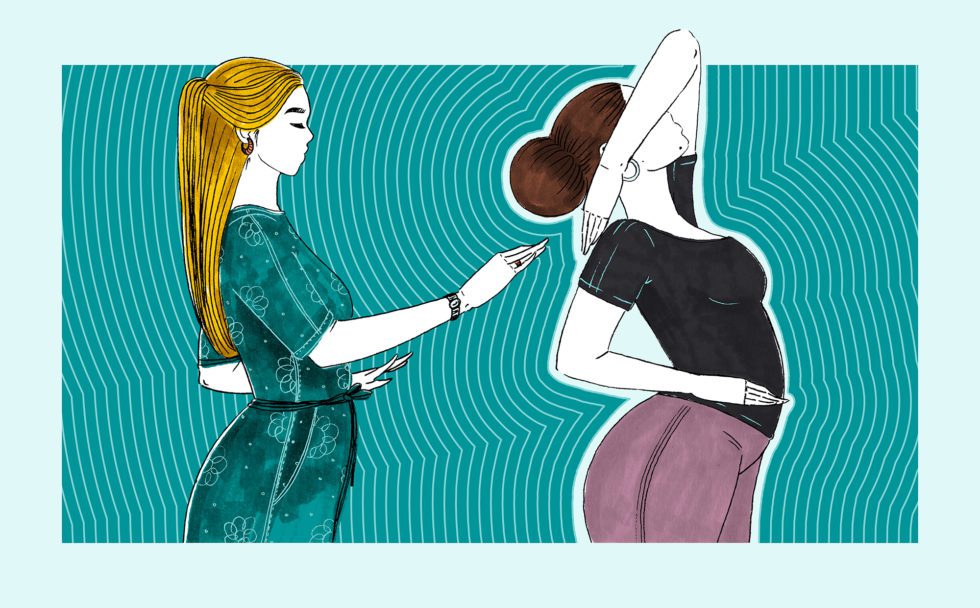 Illustratie van 2 personen, waarbij de ene naar de andere persoon diens rug wijst.