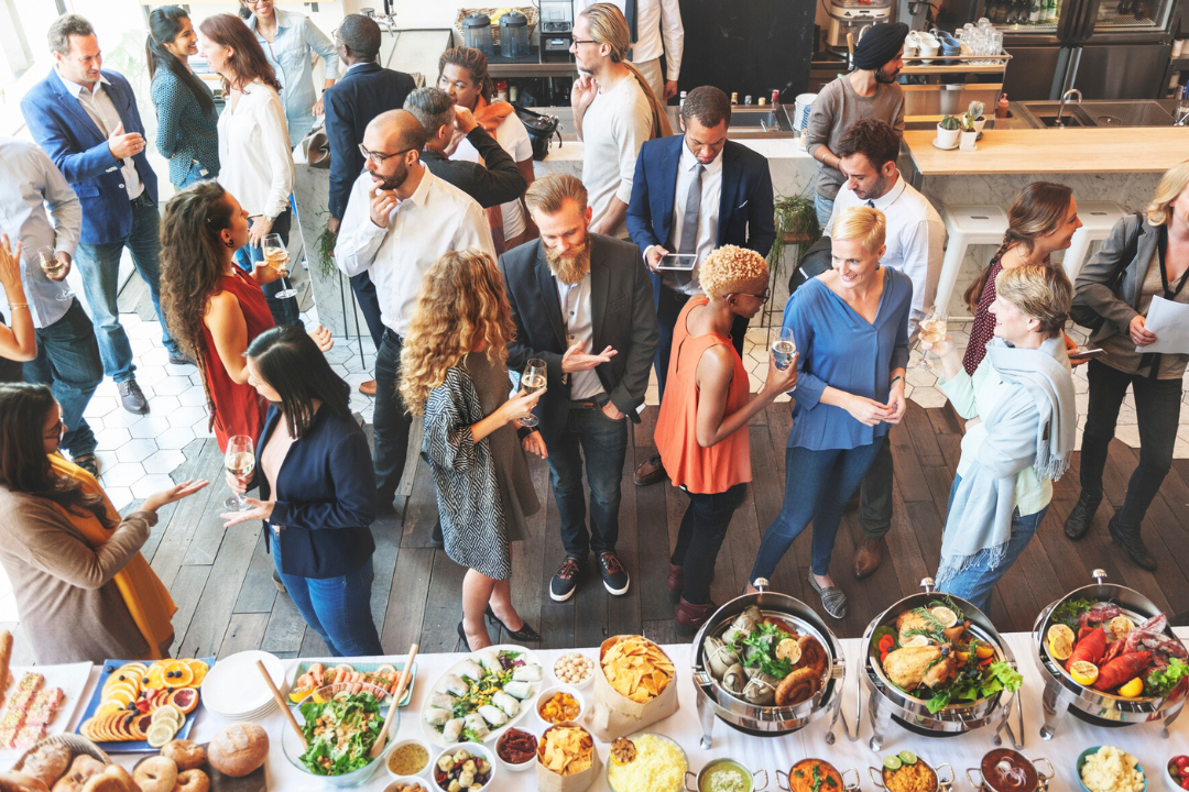 Netwerklunch met mensen die met elkaar staan te praten.