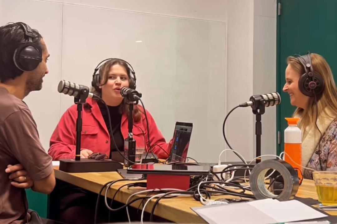Podcastmakers Danny, Milou en en Lilia samen gast Halina