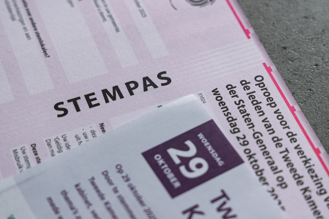 Een stempas en stembiljet van de Tweede Kamerverkiezingen van 29 oktober 2025.
