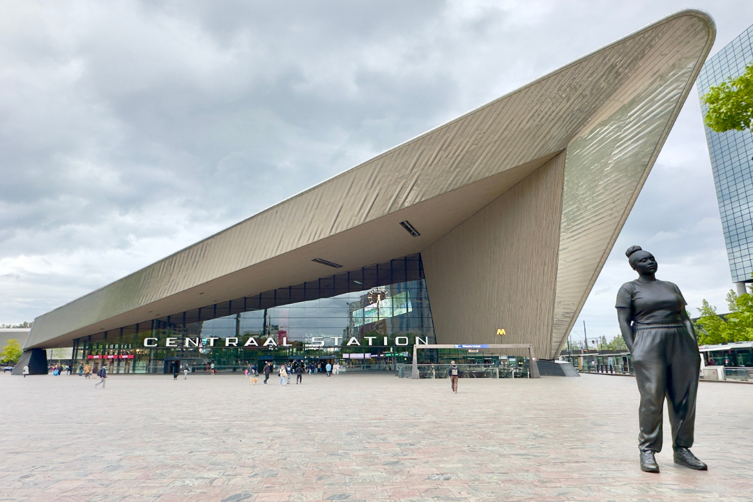 Rotterdam Centraal Station met het beeld Moments Contained op de voorgrond.