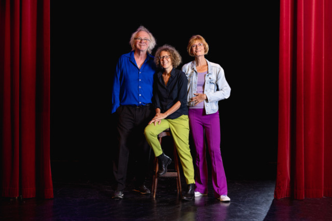 Zanger Guus Westdorp, initiatiefnemer en oprichter Eveline van de Putte en verteller Remke Verdegem van Tour d'Amour.