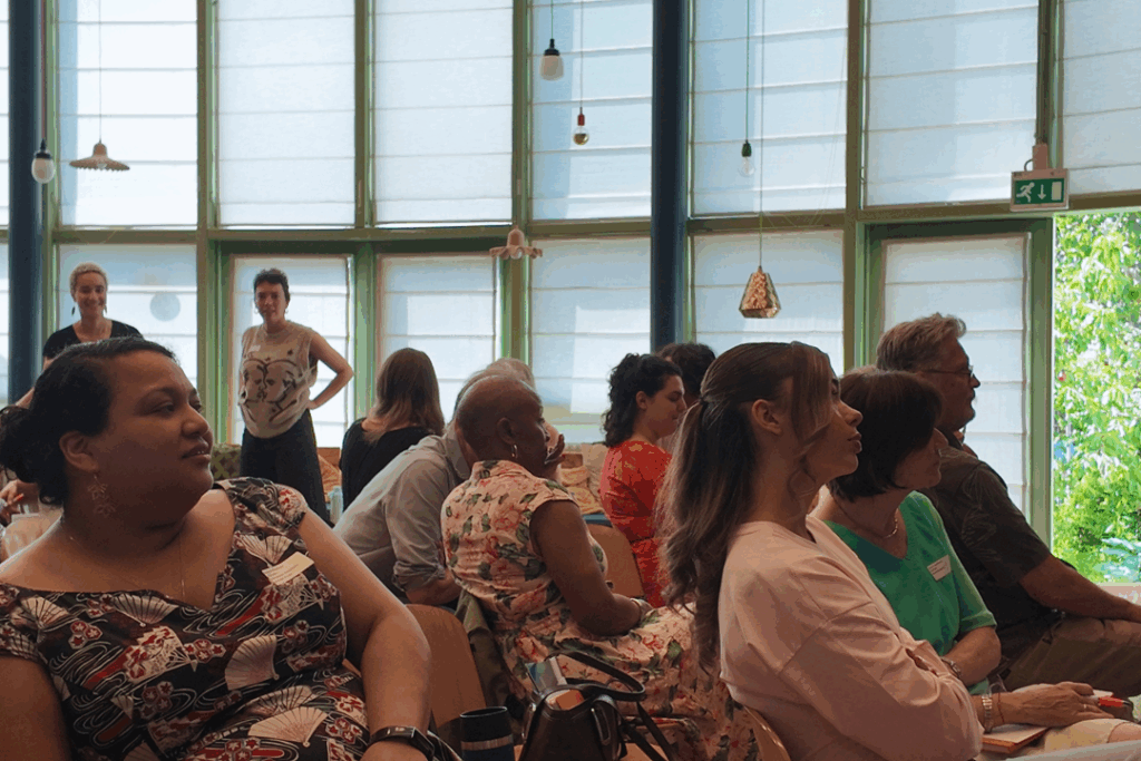 Publiek luistert met aandacht tijdens het leerlab over Ontdek de belangrijkste inzichten uit het Leerlab over inclusief beleid. Praktische tips voor sociaal professionals in het Rotterdamse sociale domein.