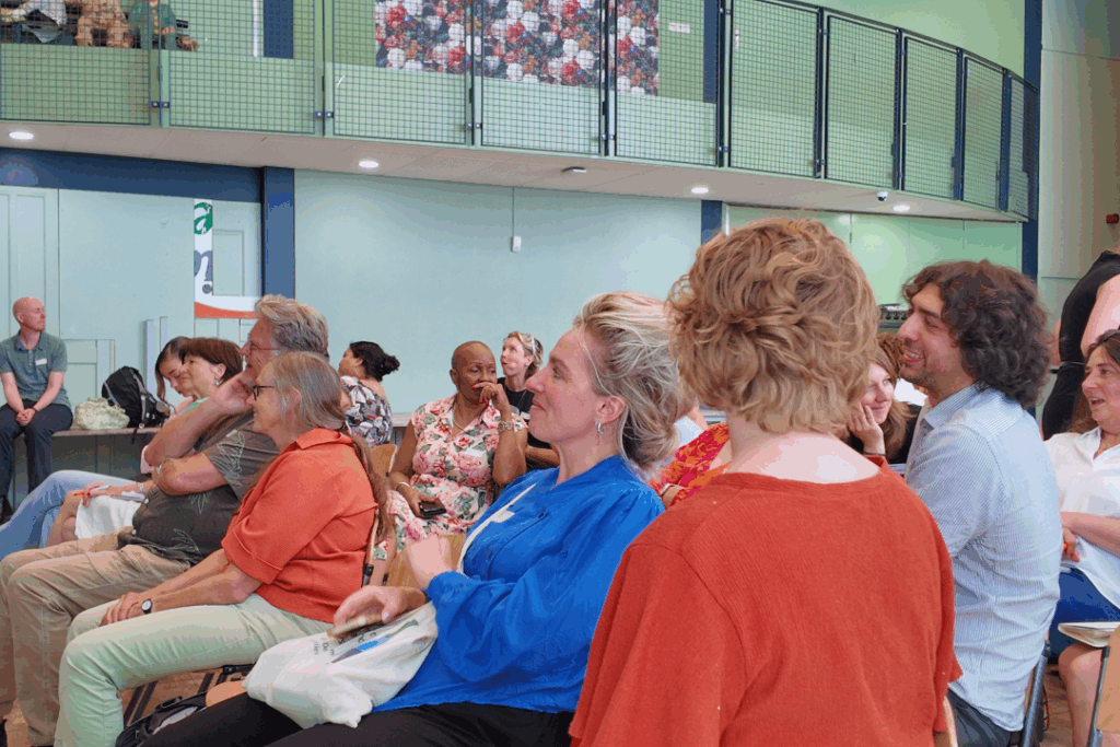 Publiek luistert met aandacht tijdens het leerlab over Ontdek de belangrijkste inzichten uit het Leerlab over inclusief beleid. Praktische tips voor sociaal professionals in het Rotterdamse sociale domein.