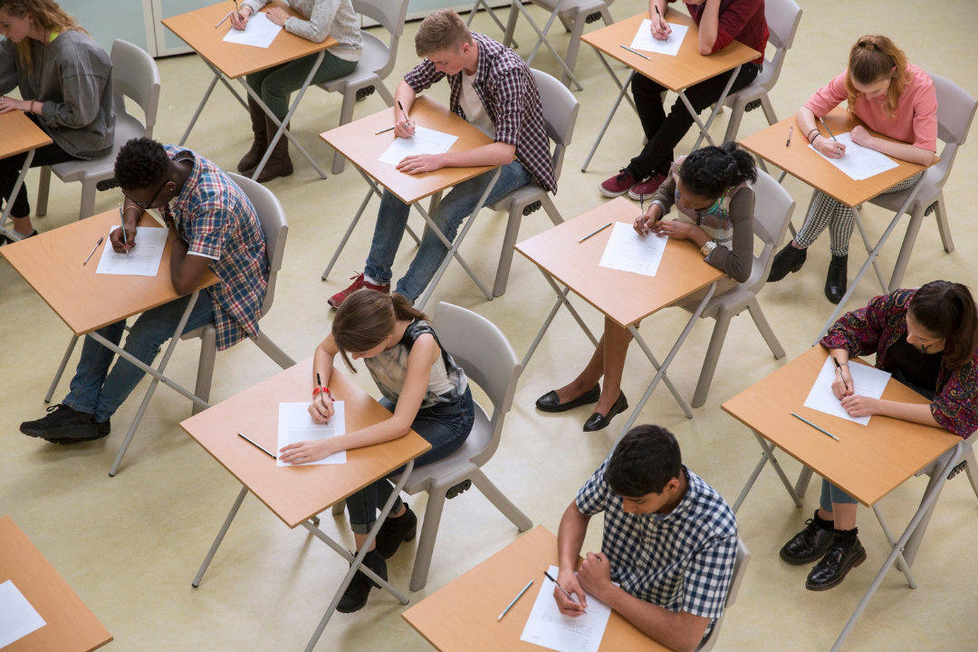 Verhoogd bovenaanzicht van leerlingen die hun examen maken.