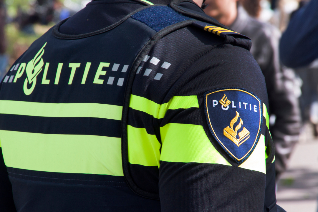 Nederlandse politie agent op straat.